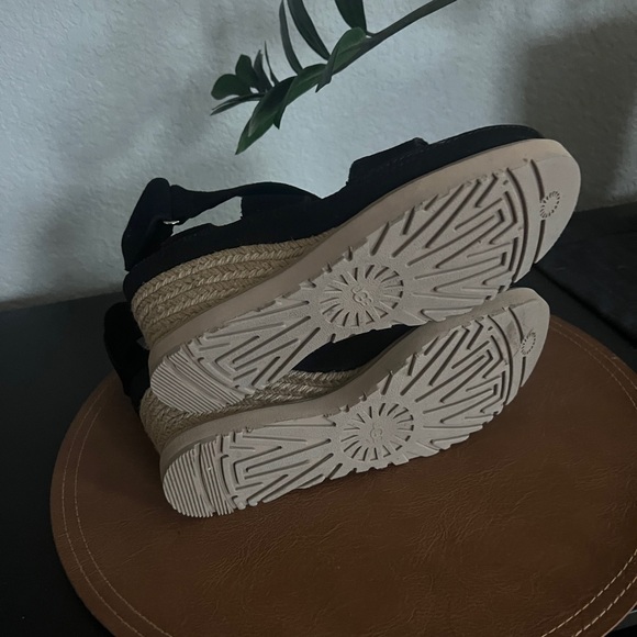 UGG Ileana Black Tan Wedge Shoes Modern Casual - Picture 4 of 9